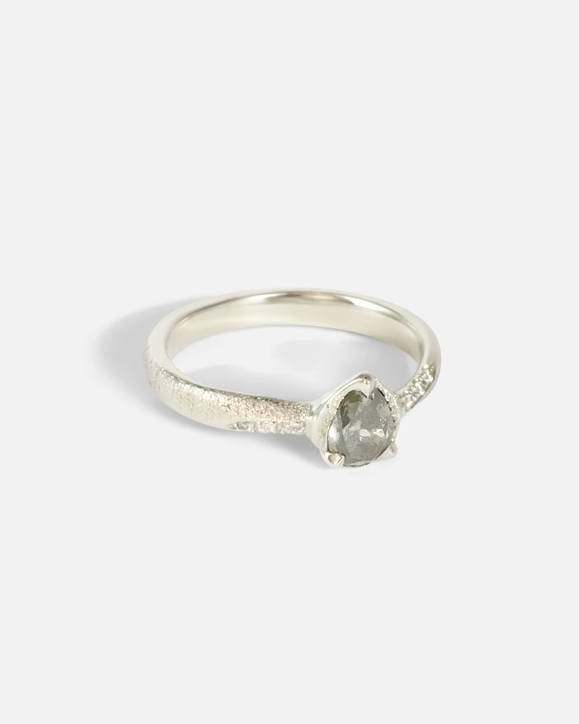 Sparkling Hwan Ring / Fancy Grey - Image 2